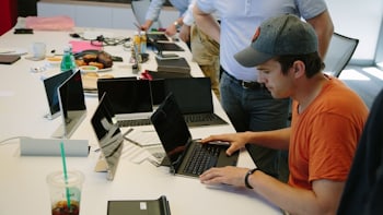 Новый планшет Lenovo YOGA Tablet 2 Pro со встроенным проектором  