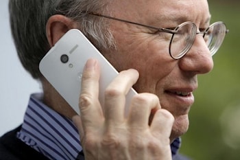 Глава Google пользуется смартфоном Moto X
