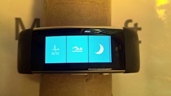 Microsoft Band 3 позирует на фотографиях