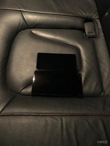 Xiaomi Mi Mix Nano позирует на фотографиях
