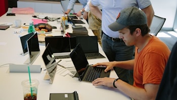 Новый планшет Lenovo YOGA Tablet 2 Pro со встроенным проектором  