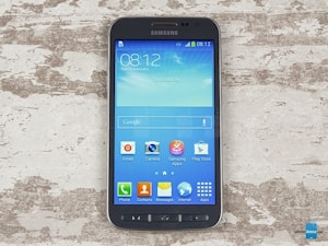 Samsung Galaxy J1 SM-J100 «позирует» на фото  