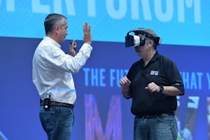Шлем Intel Project Alloy: настоящие предметы в виртуальной реальности  