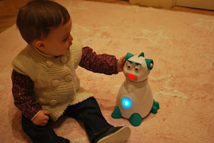 Маленький робот Aisoy1 V5 поможет детям с аутизмом  